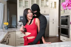 Tôi đã quan hệ với một người phụ nữ đã kết hôn xinh đẹp ở cùng khu phố và cô ấy thực sự đã yêu cầu quay video