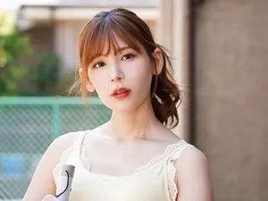 Người phụ nữ trẻ đẩy bbbb đẩy